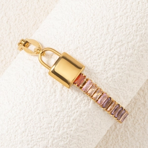 Bracciale con ciondolo a lucchetto dorato e pietre baguette arcobaleno su base