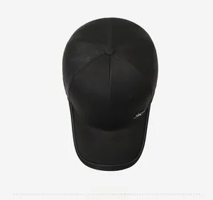 Vista dall'alto di un cappello da baseball nero con dettaglio logo fulmine in metallo