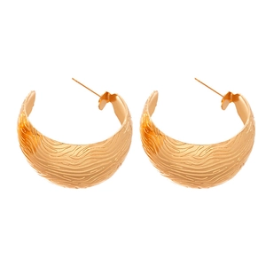 Boucles d'oreilles créoles dorées forme C texturées pour femmes avec motif ondulé
