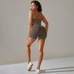 Detail der Rippenstruktur und Kreuzgurte am nahtlosen Yoga-Bra und Shorts-Set
