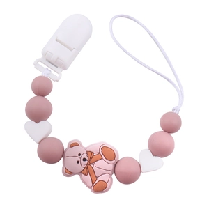 Dettaglio catenella porta ciuccio in silicone rosa con orsetto e perline a cuore