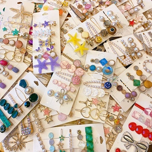 Aperçu détaillé de divers styles de pinces à cheveux avec perles, étoiles et fleurs