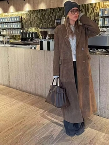 Gros plan d'un trench-coat long en daim marron foncé à double boutonnage et revers larges