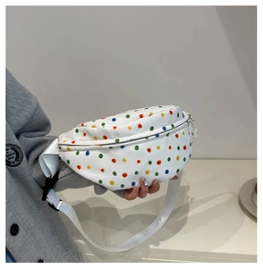 Dettaglio del marsupio in tela bianca con pois colorati e cinturino regolabile con fibbia