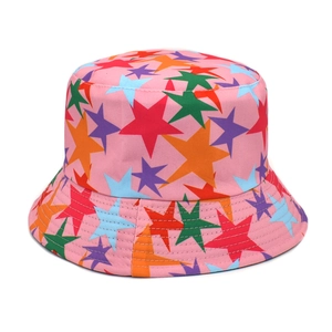 Gros plan détaillé du chapeau bob rose avec motifs d'étoiles colorées et texture en coton