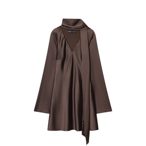 Robe élégante en satin marron foncé avec col écharpe et manches évasées chic