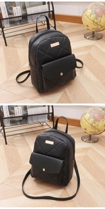 Detail eines schwarzen gesteppten PU-Lederrucksacks mit goldenen Metalldetails