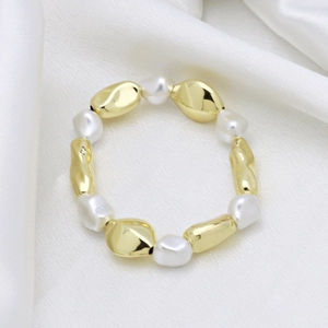Elegant 18k gold plated bracelet with irregular metal beads and white pearls