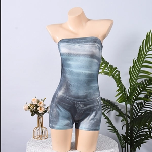 Detail der eng anliegenden Jumpsuit mit Jeansdruck und distressed Digitalprint-Muster