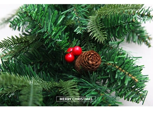 Macro d'une guirlande de Noël de 2,7m avec des baies rouges, des pommes de pin et aiguilles