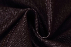 Gros plan détaillé du tissu sergé marron foncé avec coutures jaunes contrastées