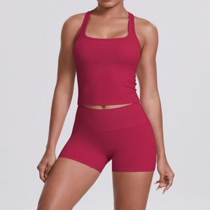 Détail de l'ensemble de yoga rouge baie avec haut dos nageur et short de sport taille haute