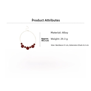 Détail du collier vintage doré avec disques en émail rouge indiquant taille et poids