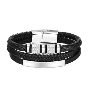 Détail du bracelet multicouche en cuir noir avec fermoir magnétique en métal poli
