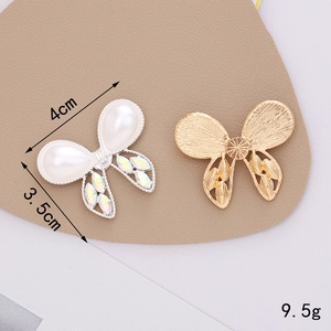 Schleifen-Anhänger aus Legierung mit Diamanten und Perlen für DIY-Zubehör 4x3.5cm