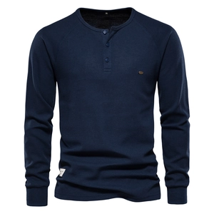 Détails de la texture gaufrée et du col Henley boutonné du t-shirt manches longues bleu foncé