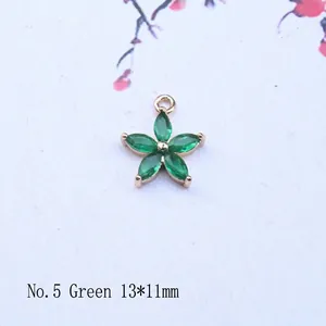 Detail eines 13x11mm grünen Zirkon-Blütenanhängers mit vergoldeter Basis für DIY-Schmuck