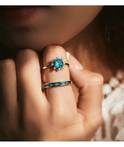 Vue macro de la bague tournesol en argent S925 avec paraiba bleu et pierres rectangulaires