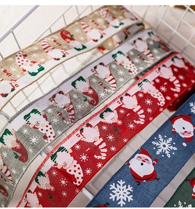 Détail de rubans de Noël en lin assortis avec motifs gnomes et flocons de neige