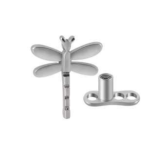 Makroaufnahme von silbernem Libellen Dermal Anchor Aufsatz und Basis für Piercingschmuck