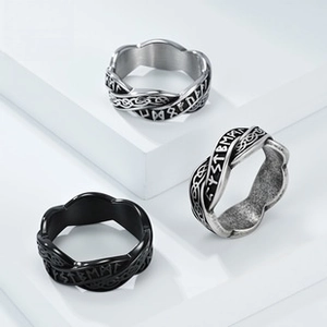 Detalle de runas nórdicas y nudos celtas tallados en anillos vikingos plata y negro