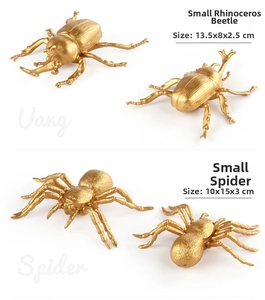 Kit d'insectes dorés montrant les dimensions du scarabée et de l'araignée sur fond blanc