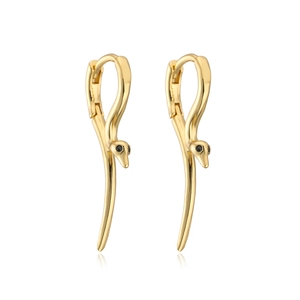 Dettaglio di orecchini a forma di serpente placcati oro 18K con occhi in zircone nero
