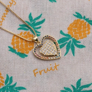 Collier à pendentif double cœur doré avec zircons colorés et cristaux transparents