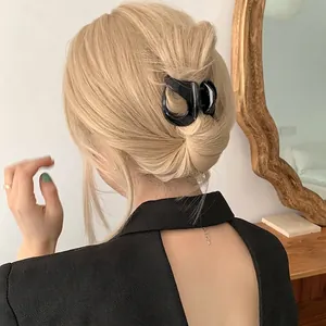 Pince à cheveux noire évidée élégante pour coiffure chignon femme chic