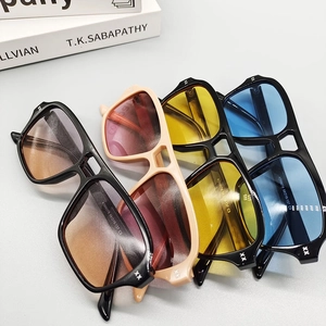 Detalle de gafas de sol vintage con montura poligonal y doble puente en varios colores
