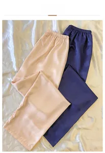 Detail der Satin-Schlafhose mit elastischem Bund und glatt glänzender Stoffstruktur