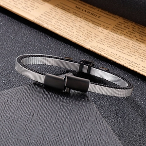 Détail du bracelet en maille multicouche avec cordon noir et fermoir magnétique