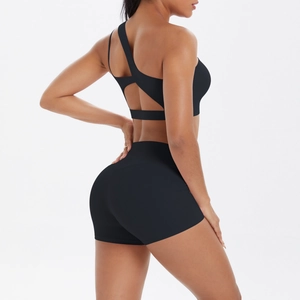 Details des schwarzen Sportsets mit rückenfreiem BH und schmalen Shorts mit hohem Bund
