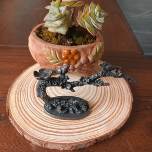 Détail d'un porte-encens pie sur une branche de prunier au fini cuivre antique