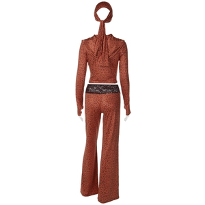 Vue arrière du survêtement léopard avec pantalon évasé en dentelle et hijab assorti inclus
