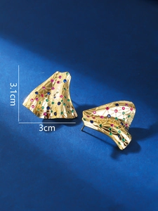 Macro detail of 18K gold pleated earrings with colorful zircons and size dimensions
