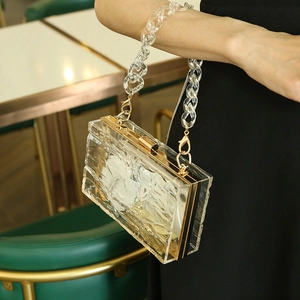 Acryl-Abendtasche mit Eiswellenstruktur, Goldrand und stilvollem Ketten-Handgriff