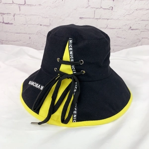 Détail du chapeau bob style urbain montrant la doublure contrastée et les œillets métalliques