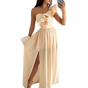 Elegantes aprikosenfarbenes One-Shoulder-Maxikleid mit Volant-Ausschnitt und Beinschlitz