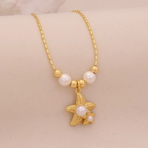 Elegante Halskette mit goldenem Seestern-Anhänger und Perlen an einer feinen Kette
