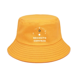 Détail du chapeau bob jaune avec impression créative de bière et texte en espagnol