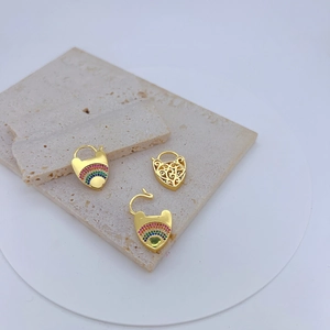 Macro di fermagli a vite a forma di cuore con zirconi arcobaleno e placcatura in oro
