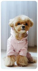 Détail de la doudoune rose matelassée pour chien avec boutons-pression sur un petit chien