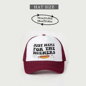 Dettaglio del cappellino trucker regolabile con stampa Just Here e guida alle taglie