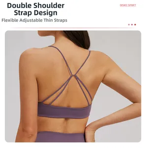 Détail du soutien-gorge de sport violet avec doubles bretelles fines croisées au dos