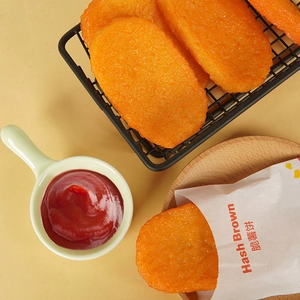 Modello alimentare realistico di hash brown in PVC con consistenza dorata e croccante
