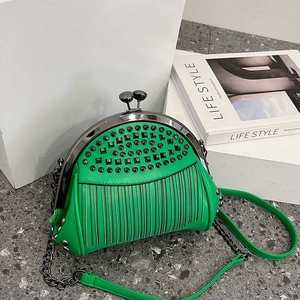 Mode Punk PU Leder Umhängetasche Mit Metallnieten Und Kettenquasten Schalenform Schultertasche Für Damen Streetwear