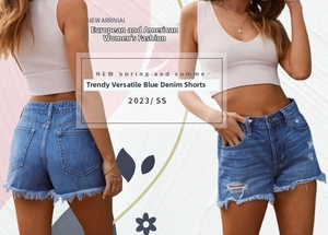 Détail d'un short en jean taille haute avec déchirures et ourlet à pampilles