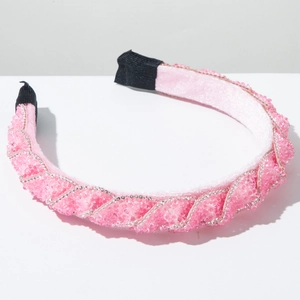 Dettaglio del cerchietto rosa con perline, fodera in velluto e texture scintillanti