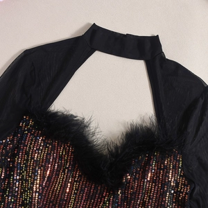 Gros plan du body en tulle noir avec sequins festifs et finitions délicates en plumes